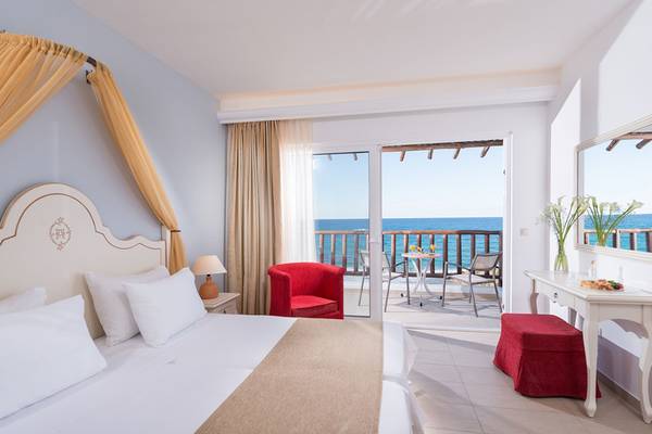 Zimmer im Alexander Beach Hotel & Village Resort mit Meerblick und Balkon.