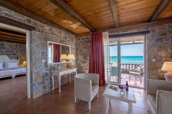 Alexander Beach Hotel Zimmer mit Meerblick und Steinwand.