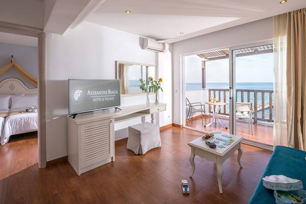 Alexander Beach Hotel Zimmer mit Meerblick und Terrasse