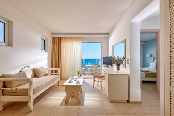 Innenansicht des Alexander Beach Hotel Zimmers mit Blick auf den Ozean.