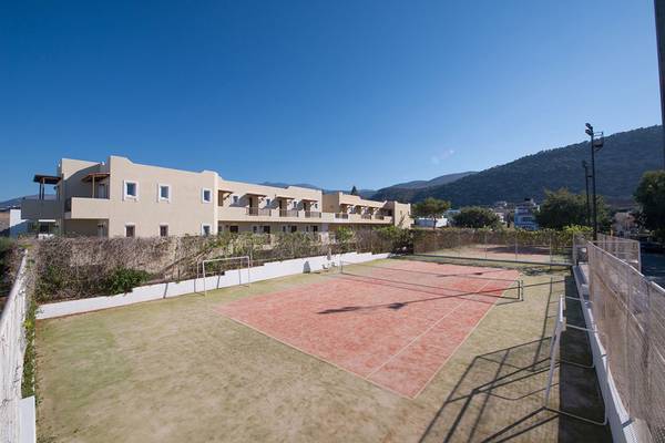 Tennisplatz des Alexander Beach Hotel & Village Resort mit umliegender Bebauung.