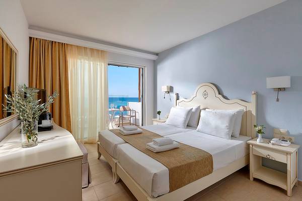Doppelzimmer mit Meerblick im Alexander Beach Hotel & Village Resort mit Balkon und Blick auf das Meer.