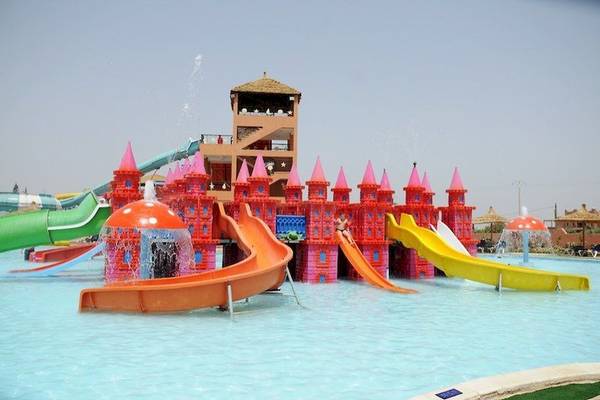 Wasserpark im Pickalbatros Aqua Fun Club mit bunten Rutschen und Wasserfontaenen.