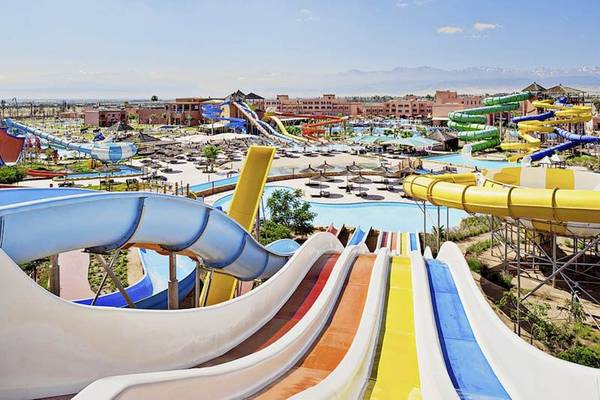 Luftaufnahme des Pickalbatros Aqua Fun Clubs Wasserparks mit bunten Wasserrutschen und Pools