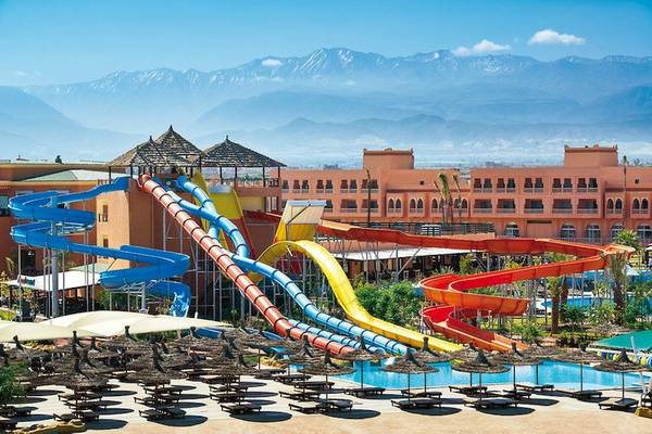 Außenbereich des Pickalbatros Aqua Fun Clubs mit mehreren Wasserrutschen und einem großen Pool.