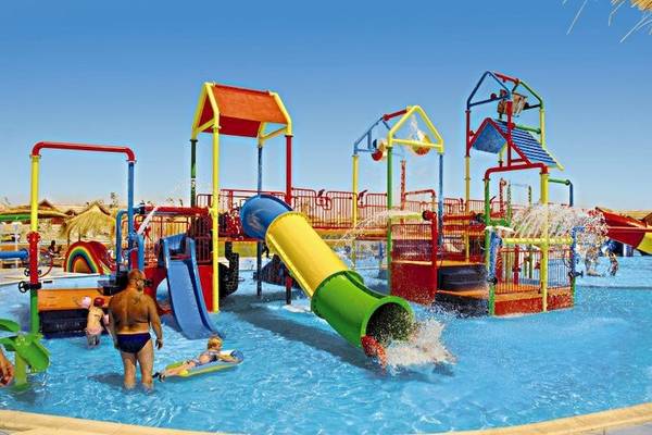 Wasserpark im Pickalbatros Aqua Fun Club Hotel mit bunten Rutschen und Pools.