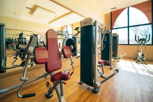 Fitnessstudio im Pickalbatros Aqua Fun Club mit verschiedenen Geräten und Holzboden.
