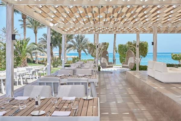 Terrasse des Steigenberger Pure Lifestyle Hotels mit Blick auf den Ozean.