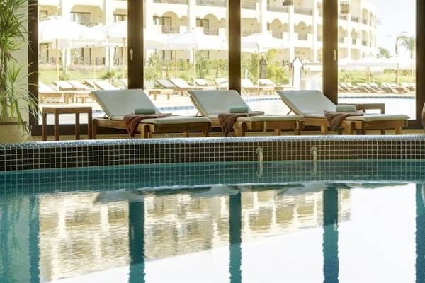 Schwimmbecken mit Liegestühlen im Steigenberger Pure Lifestyle Hotel
