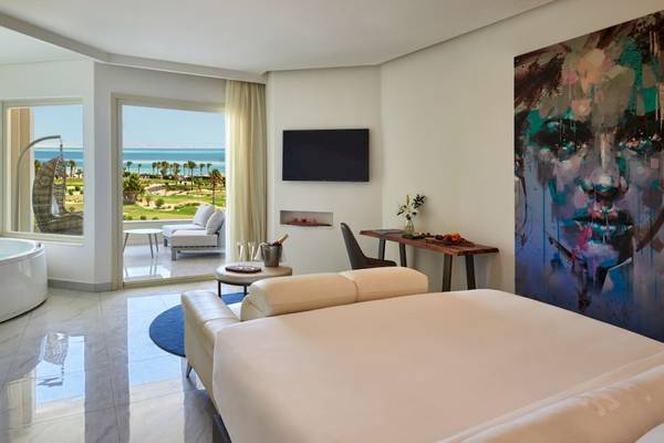 Ein elegant eingerichtetes Zimmer im Steigenberger Pure Lifestyle Hotel mit Blick auf den Ozean.