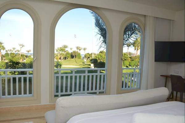 Innenansicht eines Zimmers im Steigenberger Pure Lifestyle mit Blick auf einen Golfplatz.