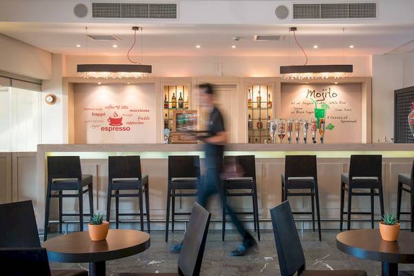 Barbereich im Bella Beach Hotel mit Barhockern und Dekor