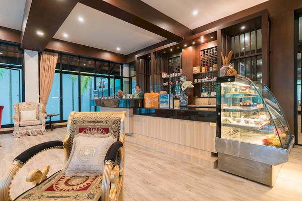 Lobby des Briza Beach Resorts mit Rezeption und Sofa im Vordergrund