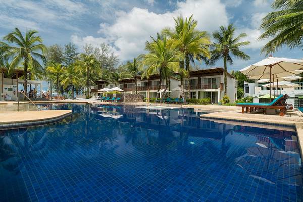 Pool im Briza Beach Resort mit Lounge-Sesseln und Sonnenschirmen
