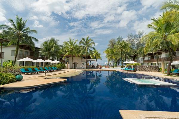 Außenbereich des Briza Beach Resorts mit Pool, Liegestühlen und Sonnenschirmen.