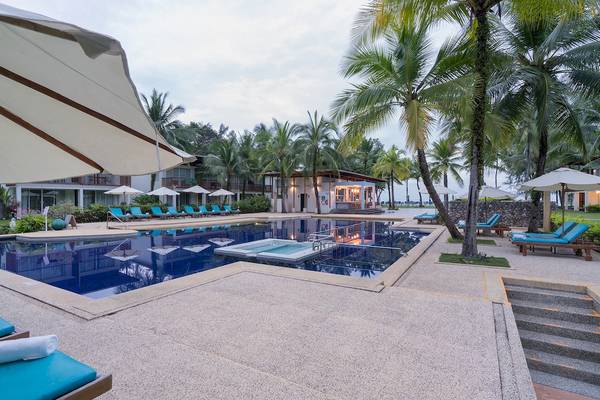 Poolbereich des Briza Beach Resorts mit Loungeliegen und Sonnenschirmen