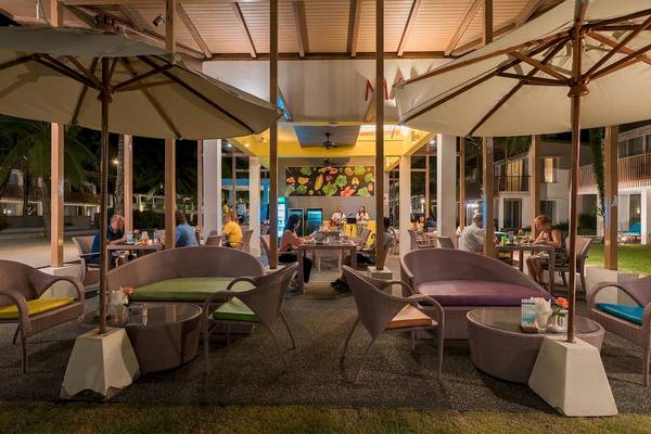 Abendaufnahme des Restaurants im Freien im Briza Beach Resort