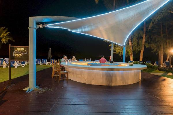 Abendbar des Briza Beach Resorts mit Gästen und Beleuchtung bei Nacht