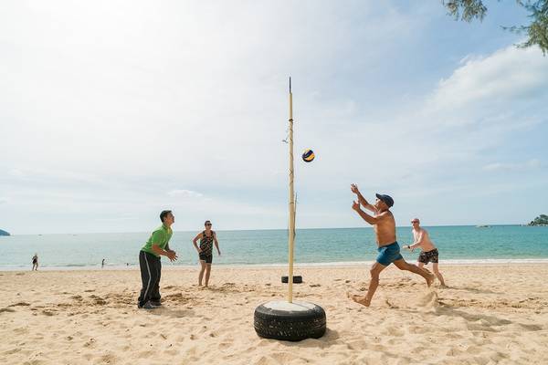 Gruppe spielt Volleyball am Strand des Briza Beach Resorts