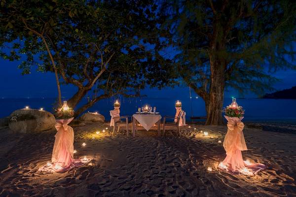 Abendessen am Strand unter den Sternen im Briza Beach Resort
