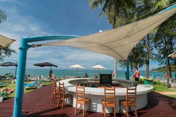 Terrasse des Briza Beach Resorts mit Rundbar und Sonnenschirmen am Strand
