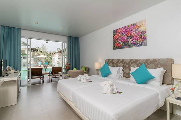 Hotelzimmer im Briza Beach Resort mit zwei Betten, Poolblick und Gartenmöbeln.