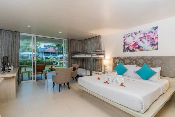 Innenansicht eines Zimmers im Briza Beach Resort mit Doppelbett, Etagenbett und Balkonzugang.