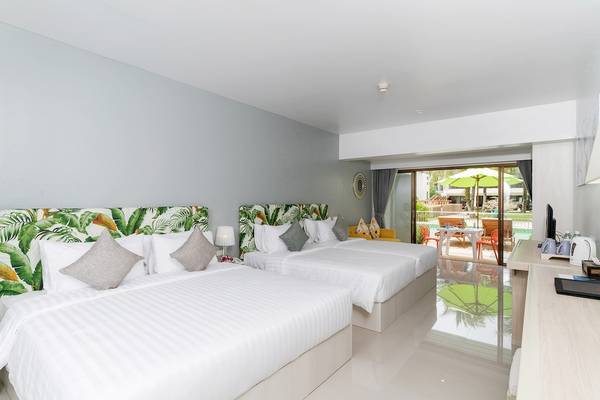 Zwei Doppelbettzimmer im Briza Beach Resort mit modernen Möbeln und Blick auf eine Terrasse mit Pool.
