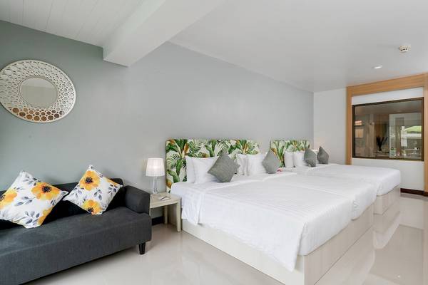 Hotelzimmer im Briza Beach Resort mit zwei Betten und einem Sofa