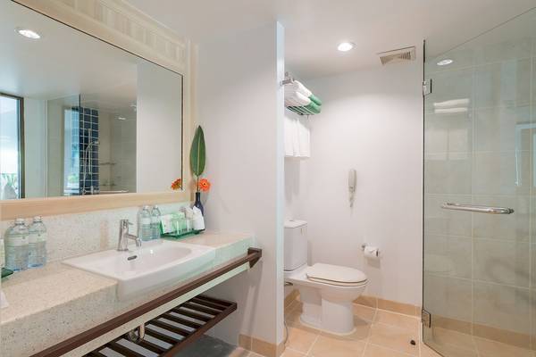 Badezimmer im Briza Beach Resort mit Waschbecken, Toilette und Dusche.