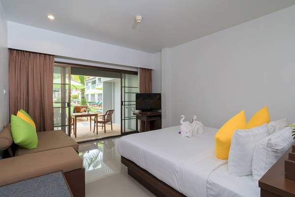 Das moderne Zimmer im Briza Beach Resort mit Blick auf die Terrasse und Swimmingpool.