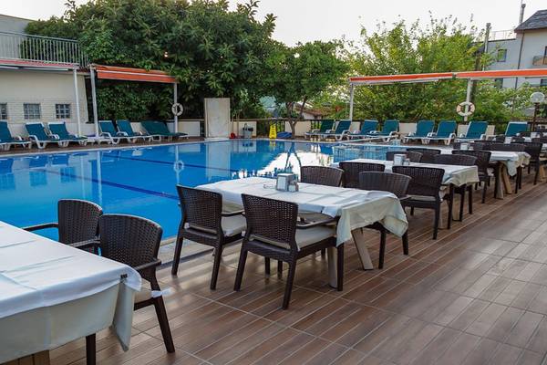 Terrasse-Restaurant des Malhun Hotels mit Blick auf den Pool und Sonnenliegen