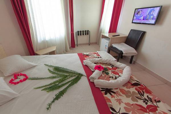 Ein Zimmer im Malhun Hotel mit einem Bett, das mit Blumen dekoriert ist.