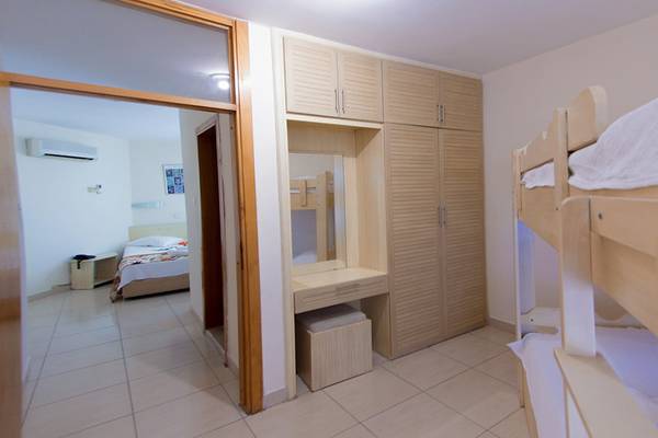 Schlafzimmer mit Stockbetten im Malhun Hotel, das durch eine Tür zugänglich ist.