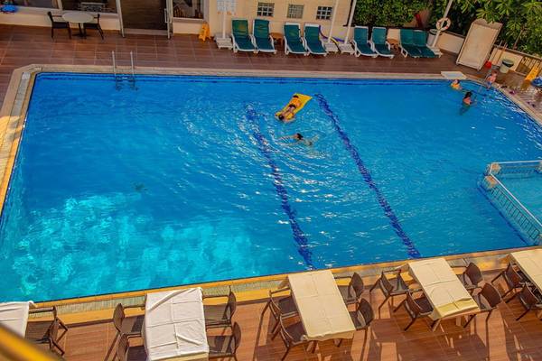 Außenpool des Malhun Hotels aus der Luft, mit Schwimmern und Liegestühlen rundherum