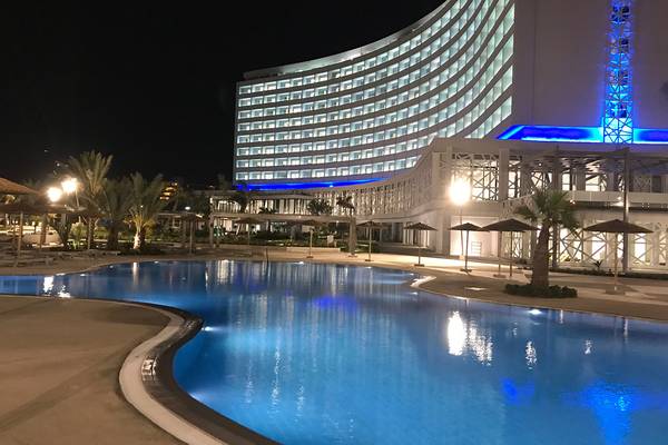 Akti Imperial Deluxe Resort & Spa Dolce by Wyndham bei Nacht mit leuchtendem Pool