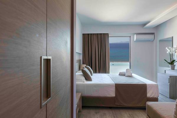 Schlafzimmer des Akti Imperial Deluxe Resorts mit Meerblick, modernes Design und komfortabler Einrichtung.