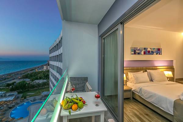 Nachtansicht des Balkons im Akti Imperial Deluxe Resort & Spa mit Blick auf das Meer und Obstteller