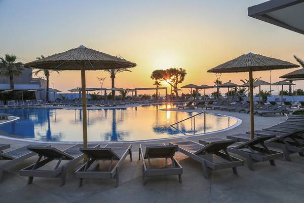 Akti Imperial Deluxe Resort & Spa Dolce by Wyndham Pool bei Sonnenuntergang