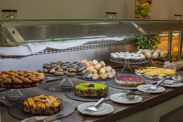 Buffet im Akti Imperial Deluxe Resort mit verschiedenen Kuchen und Desserts.