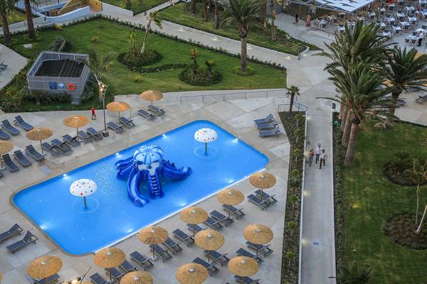 Luftaufnahme des Akti Imperial Deluxe Resorts mit großem Pool, Wasserrutsche und Sonnenliegen