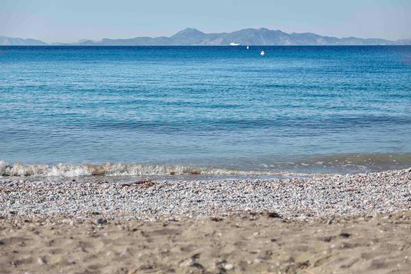 Akti Imperial Deluxe Resort & Spa Dolce by Wyndham Strand mit blauem Meer und Bergen