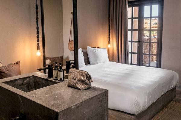 Zimmer im Cook's Club El Gouna mit Bett, Waschbecken und Fenster.