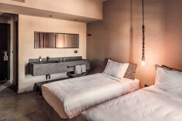 Doppelbettzimmer mit Waschbecken und Spiegel im Cook's Club El Gouna