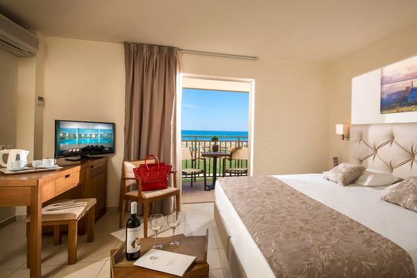 Hotelzimmer im Bella Beach Hotel mit Meerblick, Bett, Schreibtisch und Terrasse