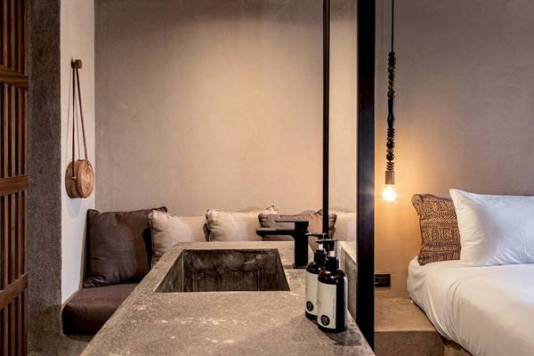 Zimmer im Cook's Club El Gouna mit Bett, Waschbecken, Sofa und Dekoration.