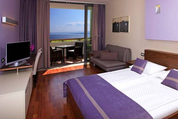 Bretanide Sport & Wellness Resort Zimmer mit Meerblick, Bett, Schreibtisch und Balkon