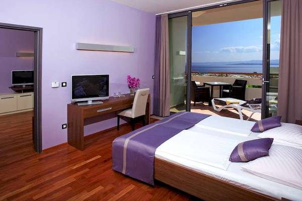 Hotelzimmer im Bretanide Sport & Wellness Resort mit Blick auf das Meer von der Terrasse.