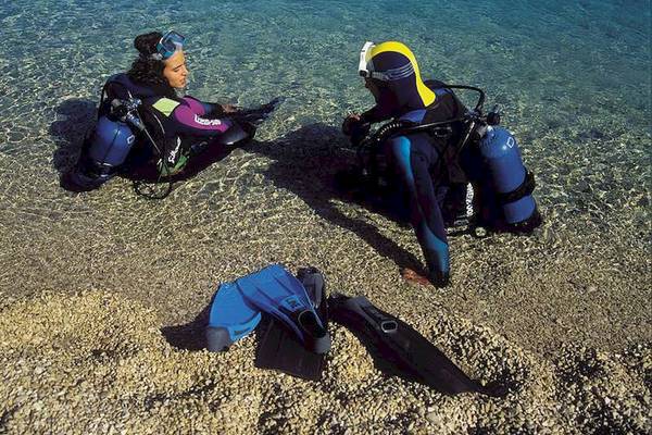 Zwei Taucher am Strand neben ihrer Ausrüstung auf der Insel Hvar