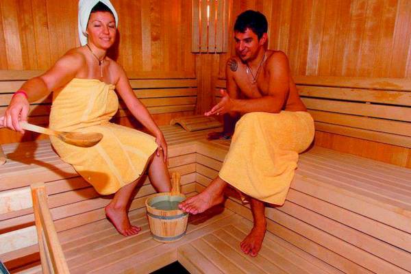 Ein Paar genießt eine Sitzung in der Sauna im Bretanide Sport & Wellness Resort.